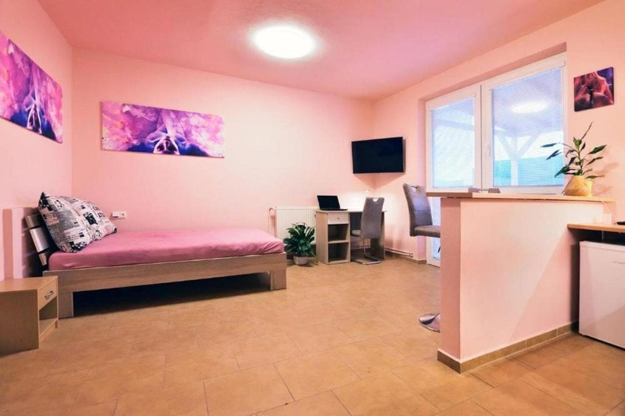 Nika Beds Hotel ปาร์ดูบิตเซ ภายนอก รูปภาพ